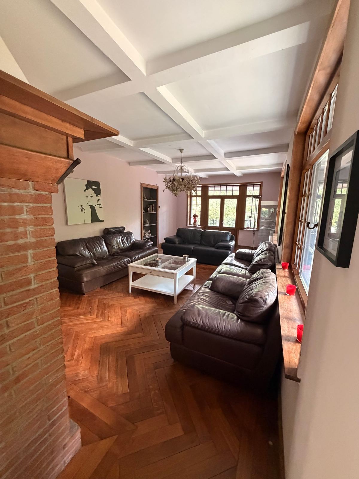 Salon avec parquet en chevrons et cheminée